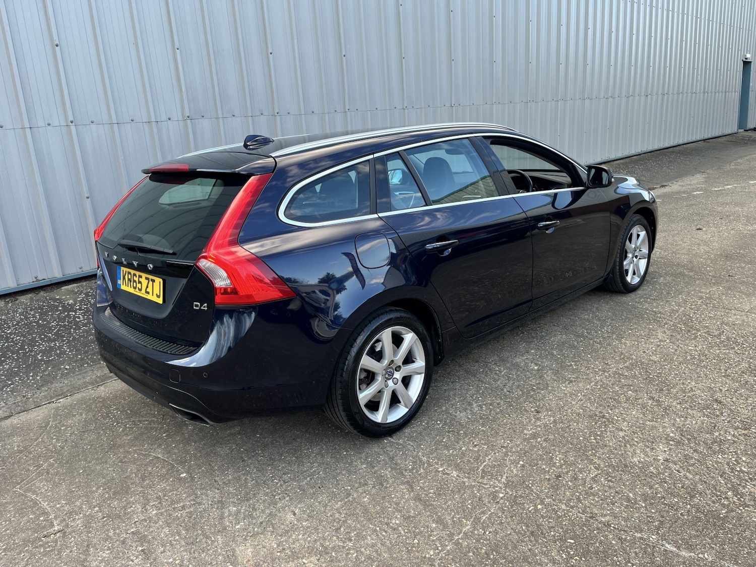 Used Volvo V60 2015 for sale - 78031584: Photo 5