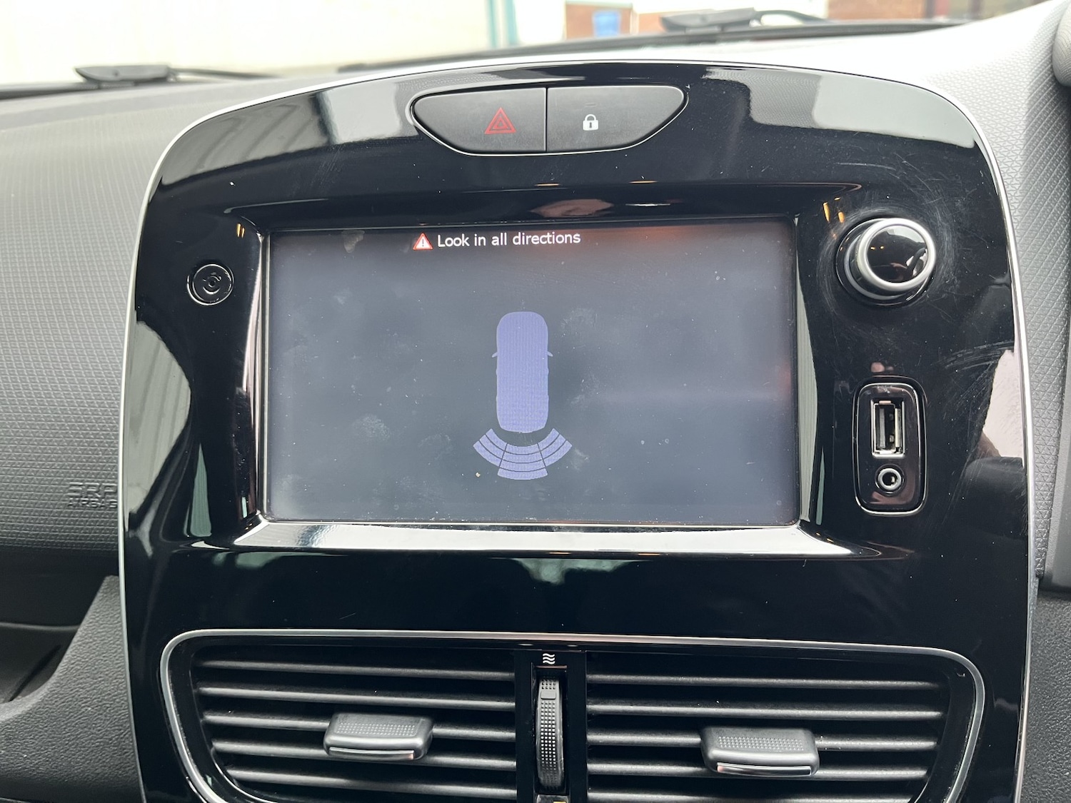 Used Renault Clio 2018 for sale - 77385304: Photo 32