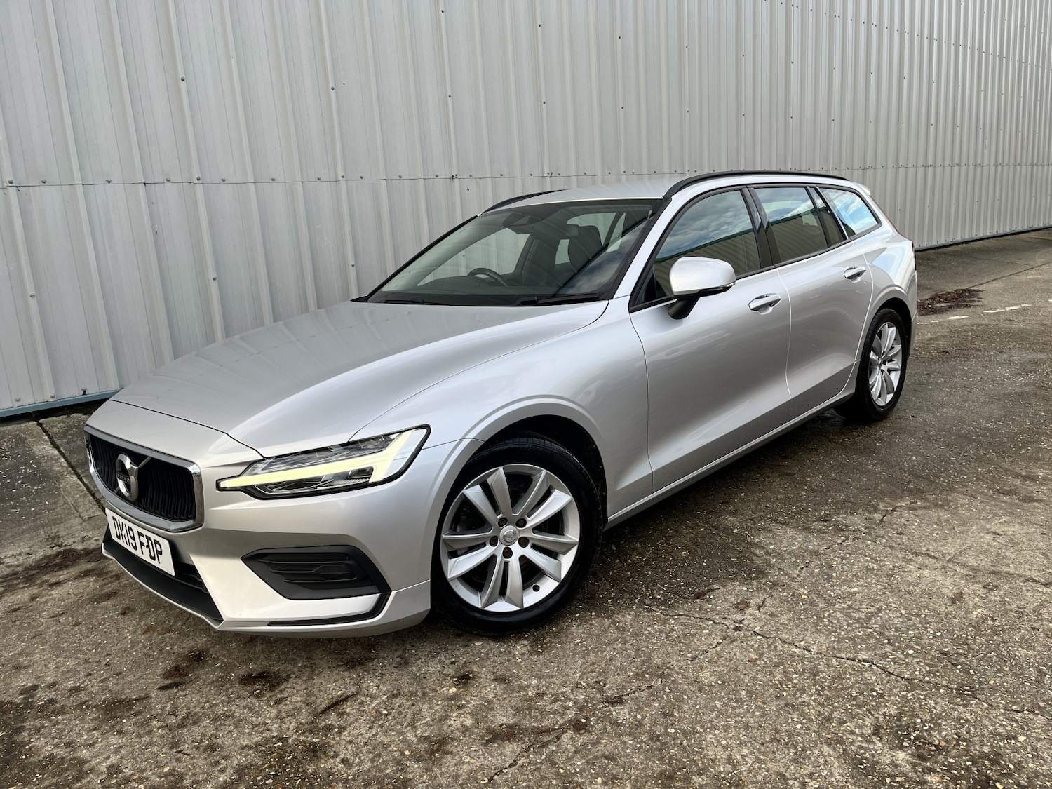 Used Volvo V60 2019 for sale - 76836943: Photo 1