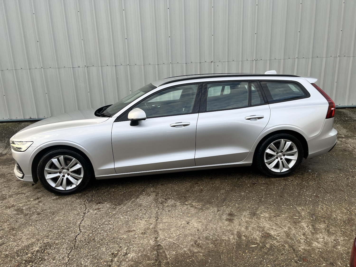 Used Volvo V60 2019 for sale - 76836943: Photo 2