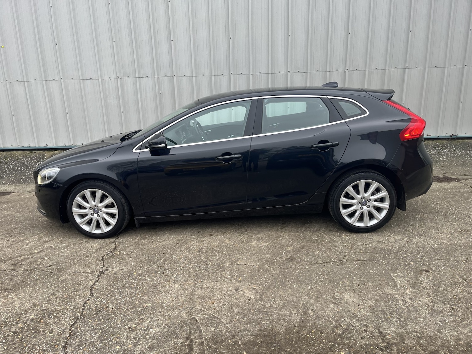 Used Volvo V40 2014 for sale - 77409579: Photo 2