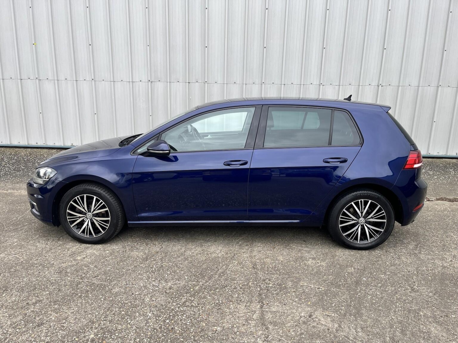 Used Volkswagen Golf 2017 for sale - 78222896: Photo 2