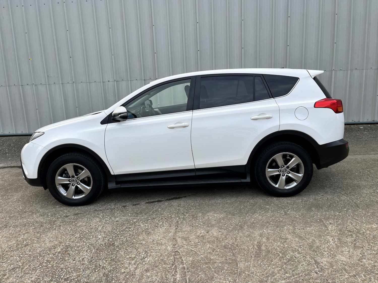 Used Toyota RAV4 2015 for sale - 76387376: Photo 2