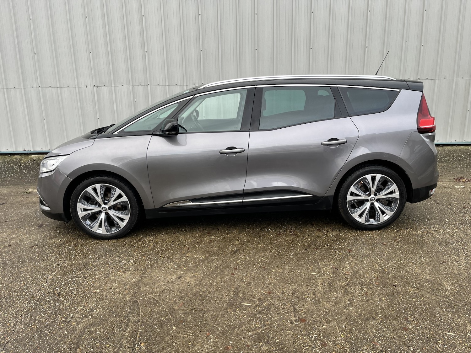 Used Renault Grand Scenic 2017 for sale - 76741284: Photo 2