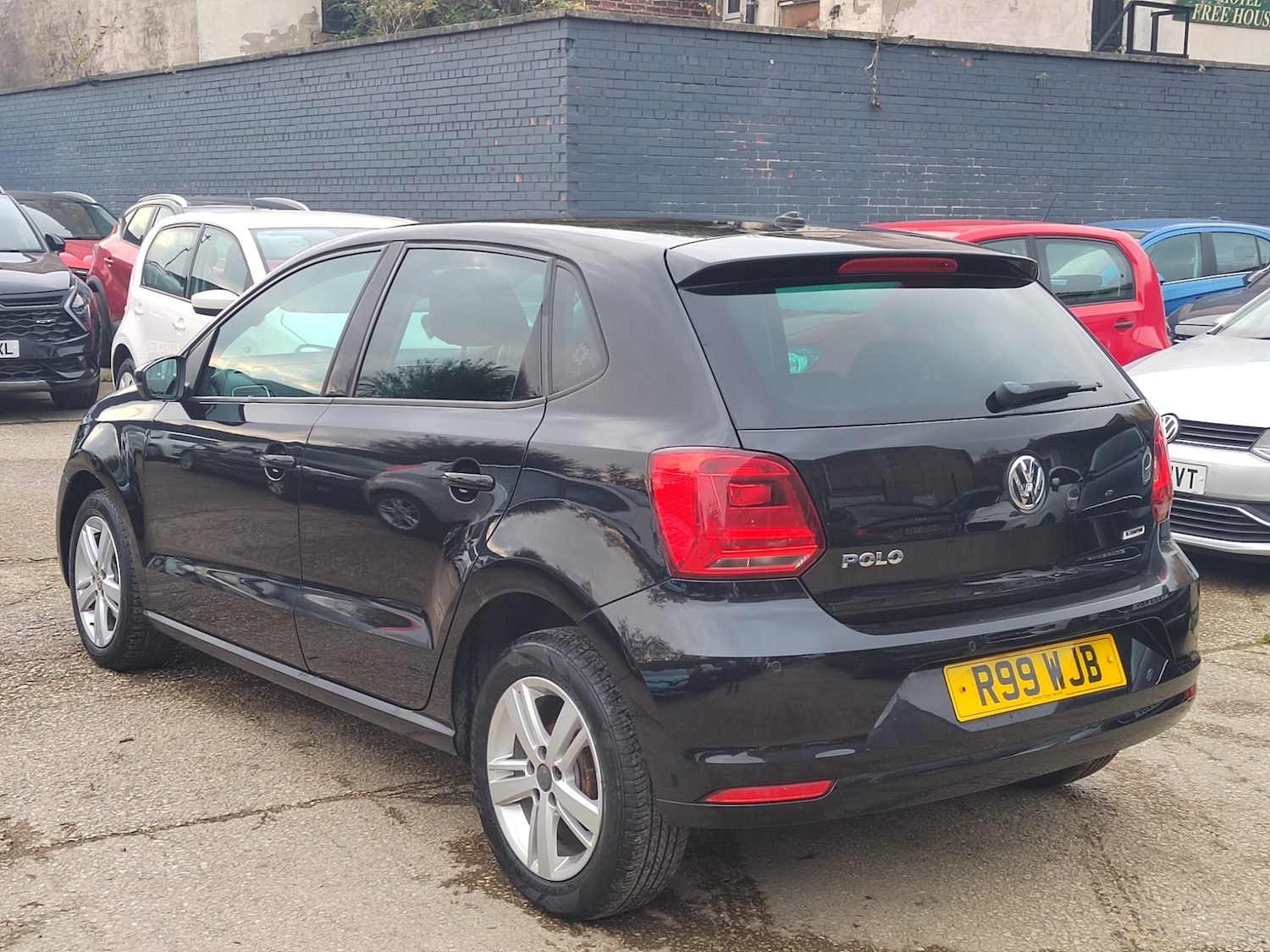 Used Volkswagen Polo 2017 for sale - 76493825: Photo 3