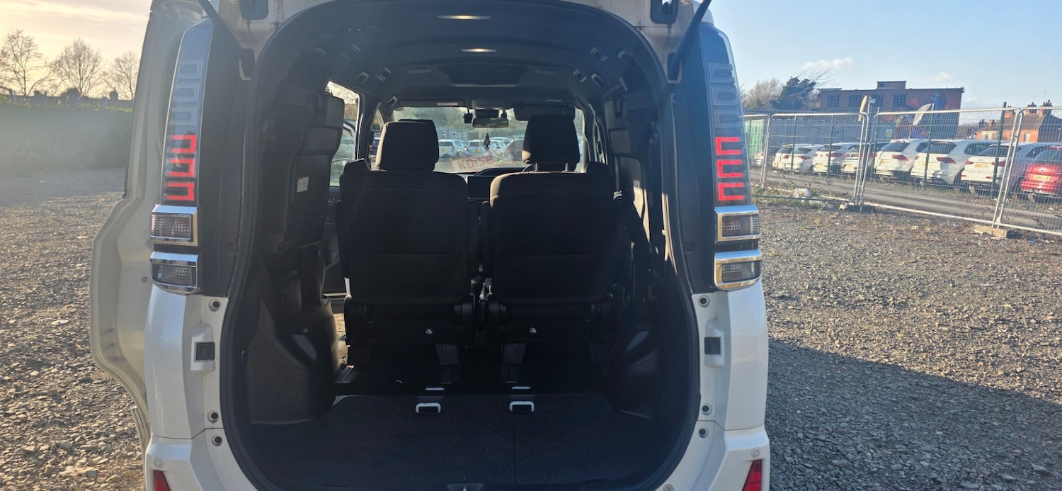 Used Toyota Voxy 2018 for sale - 77896348: Photo 11