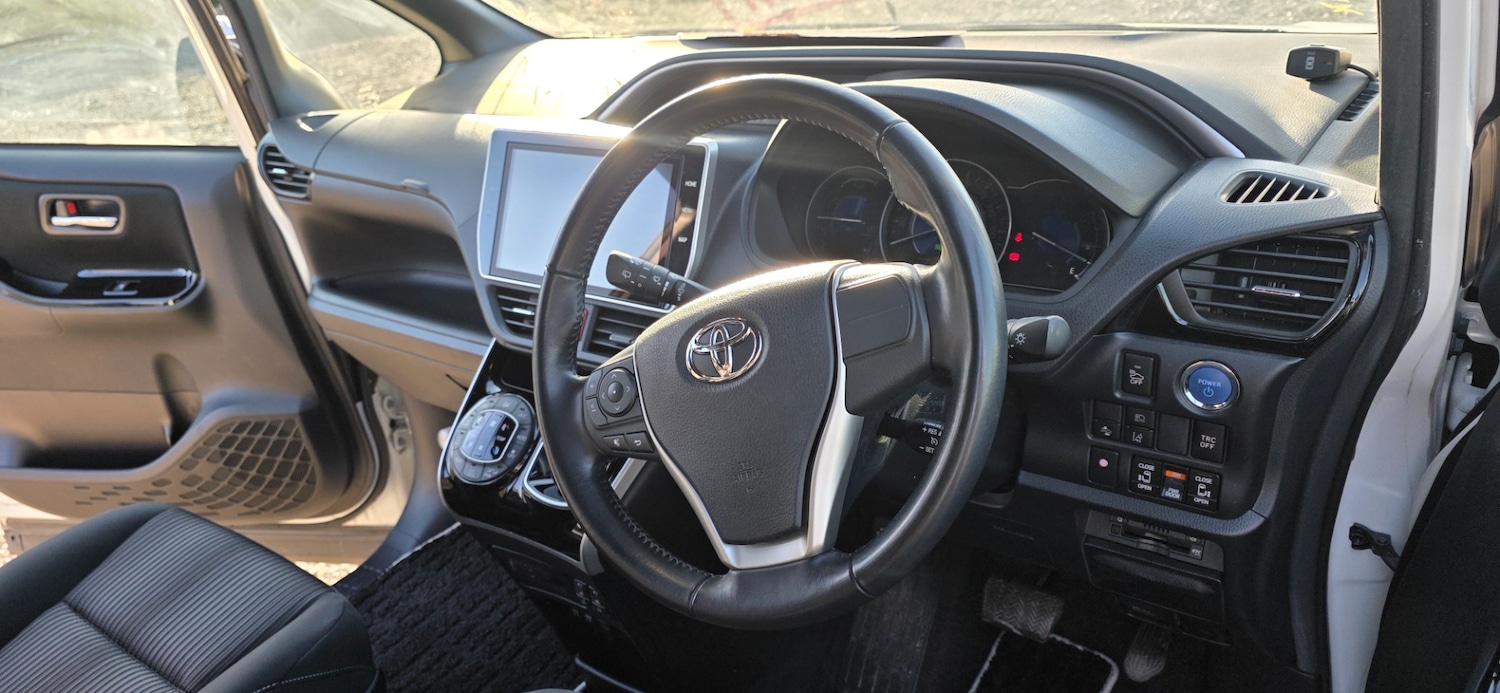Used Toyota Voxy 2018 for sale - 77896348: Photo 13