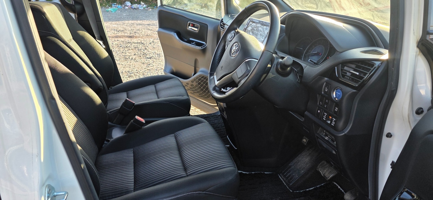 Used Toyota Voxy 2018 for sale - 77896348: Photo 9