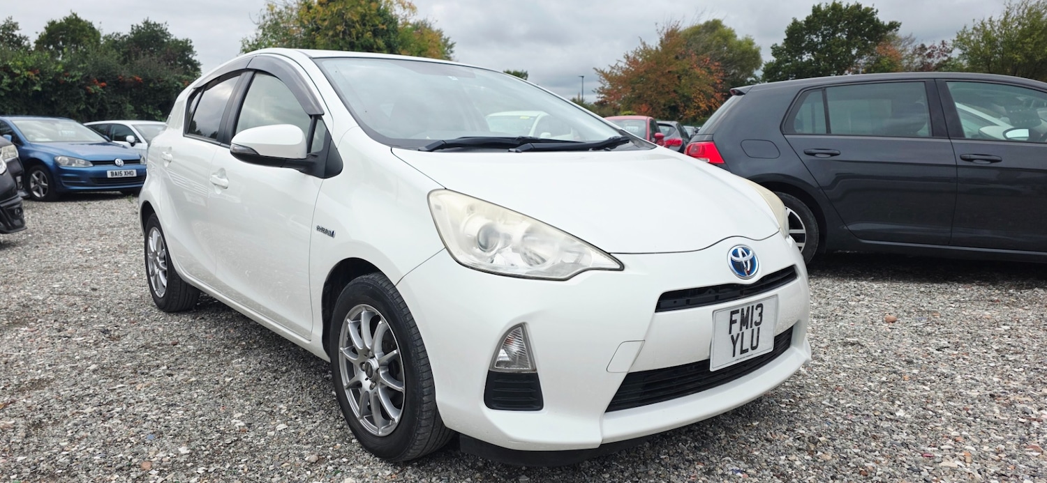 Used Toyota Aqua 2024 for sale - 76412582: Photo 1