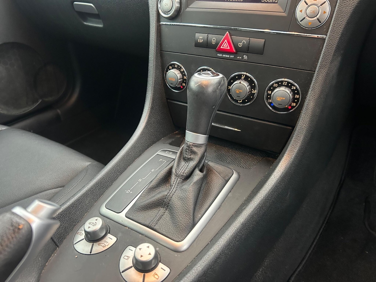 Used Mercedes-Benz SLK 2010 for sale - 77330478: Photo 27