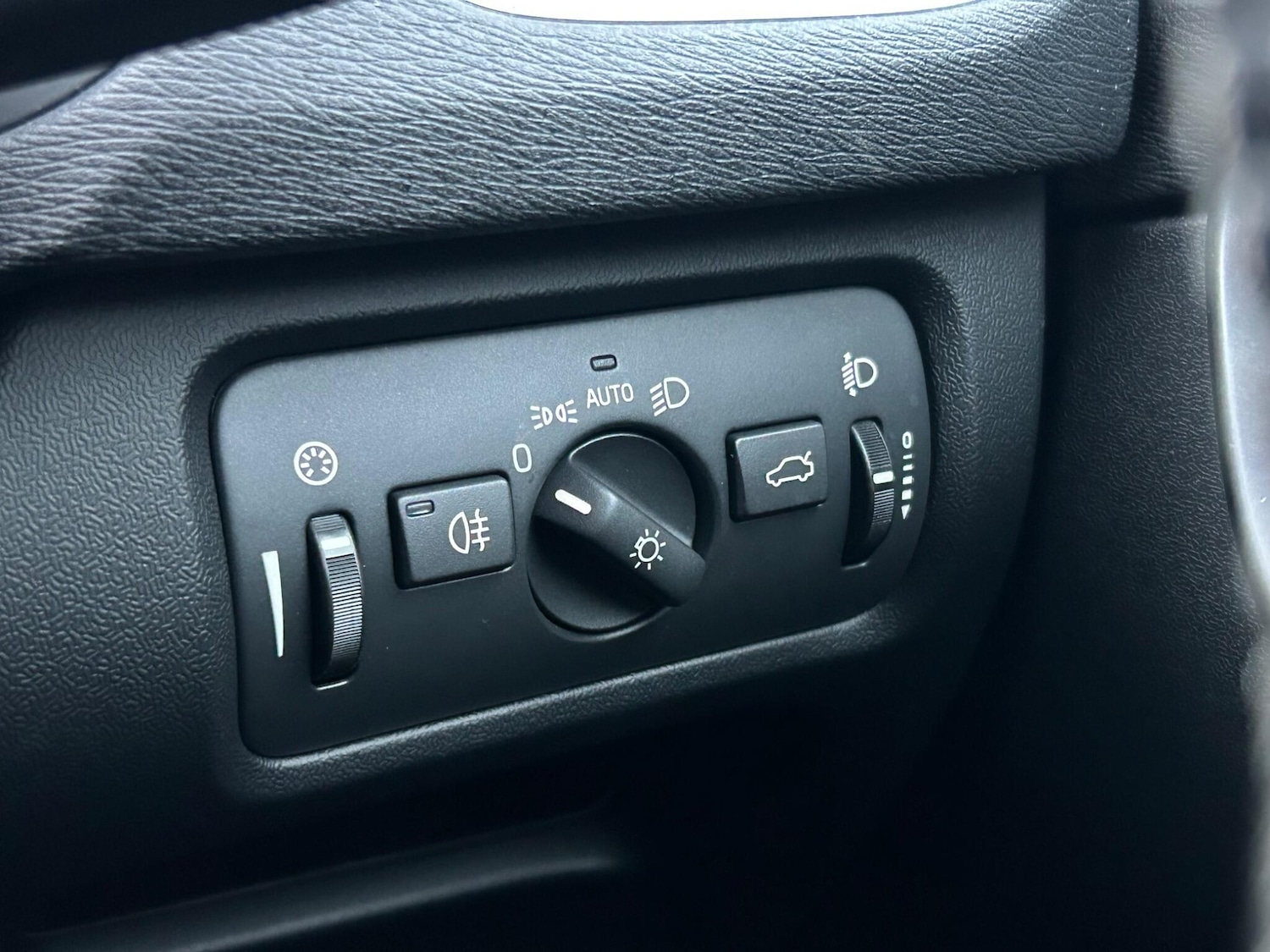 Used Volvo V40 2016 for sale - 77549640: Photo 38