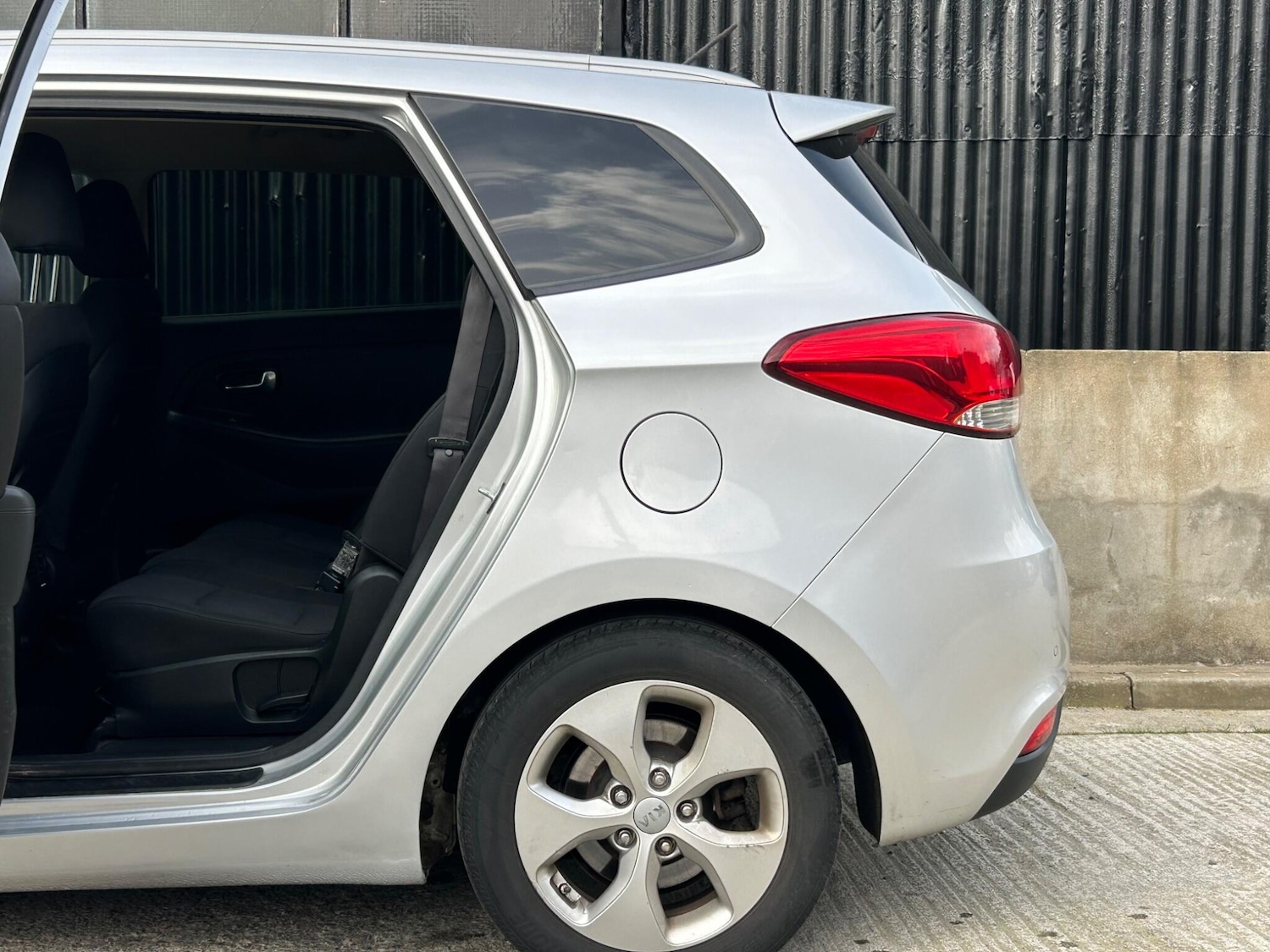 Used Kia Carens for sale - 77769595: Photo 37