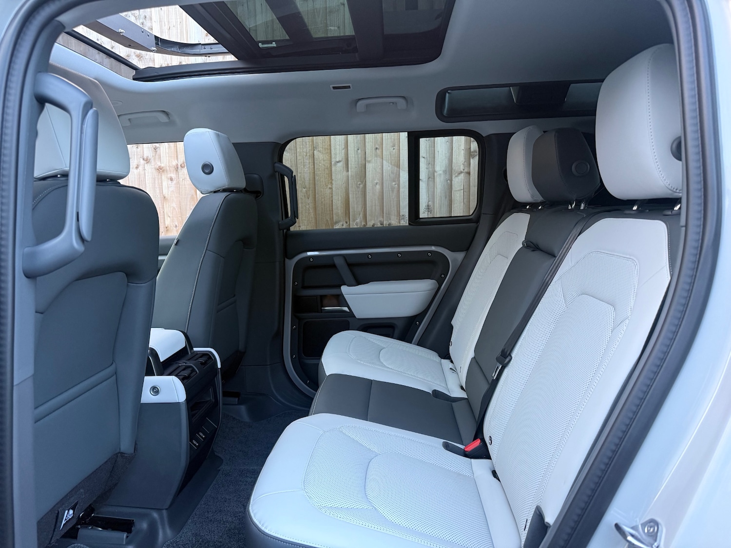 Used Land Rover Defender 2025 for sale - 76505576: Photo 12