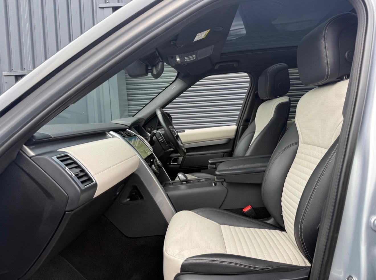 Used Land Rover Discovery 2023 for sale - 76951260: Photo 8