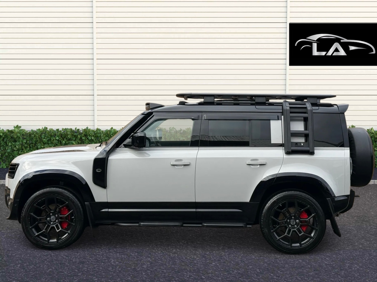 Used Land Rover Defender 2025 for sale - 76510310: Photo 3