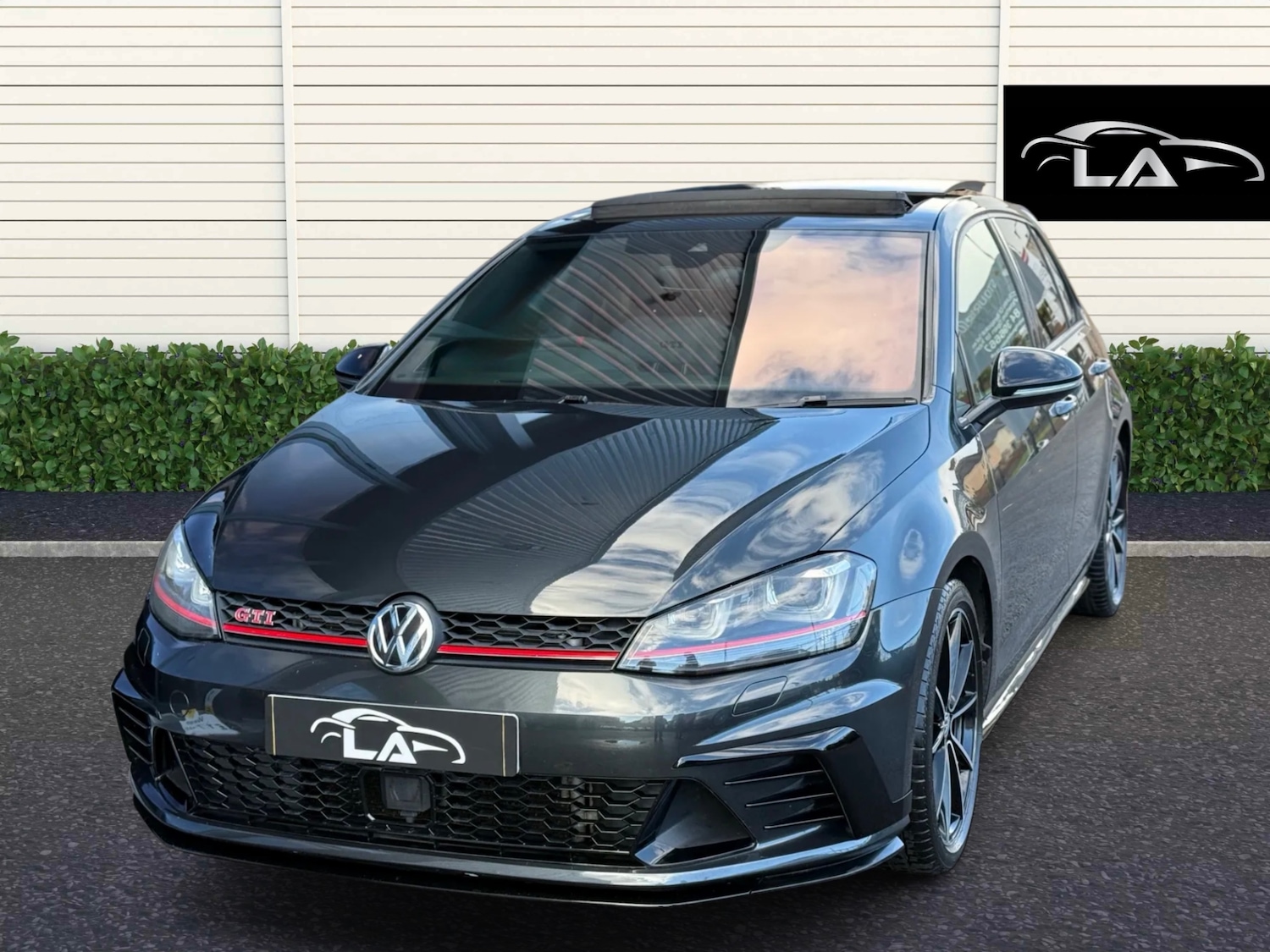 Used Volkswagen Golf 2017 for sale - 76368408: Photo 2