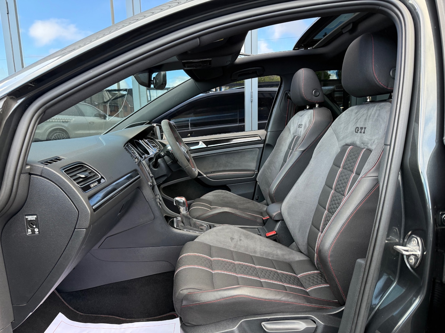 Used Volkswagen Golf 2017 for sale - 76368408: Photo 8