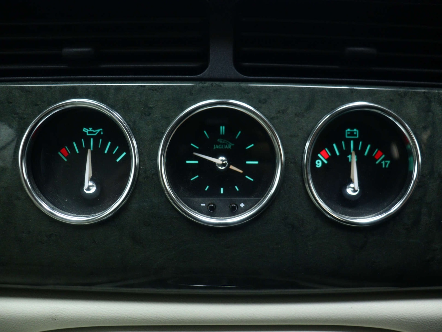 Used Jaguar XKR 2004 for sale - 78053776: Photo 24