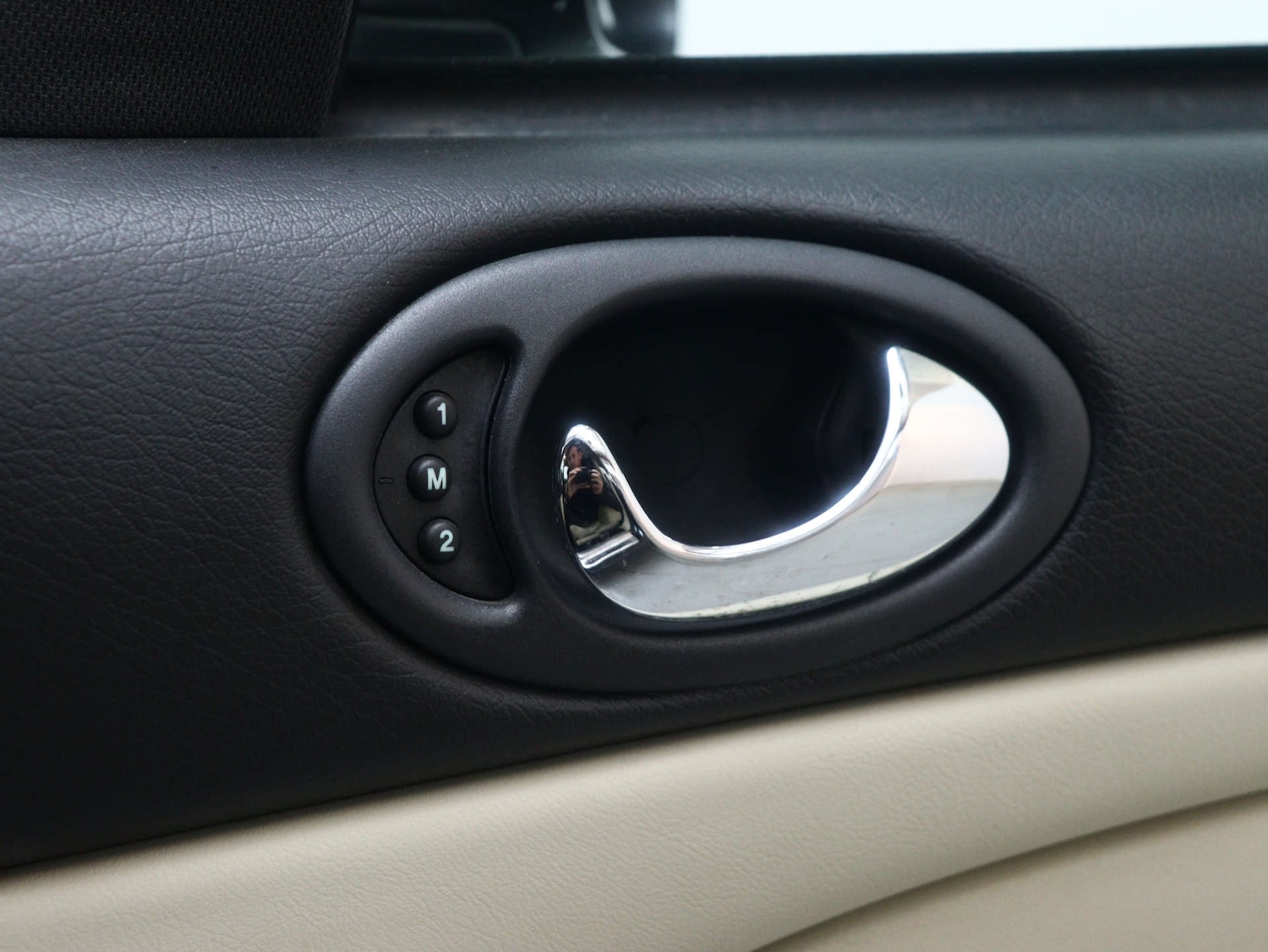 Used Jaguar XKR 2004 for sale - 78053776: Photo 33