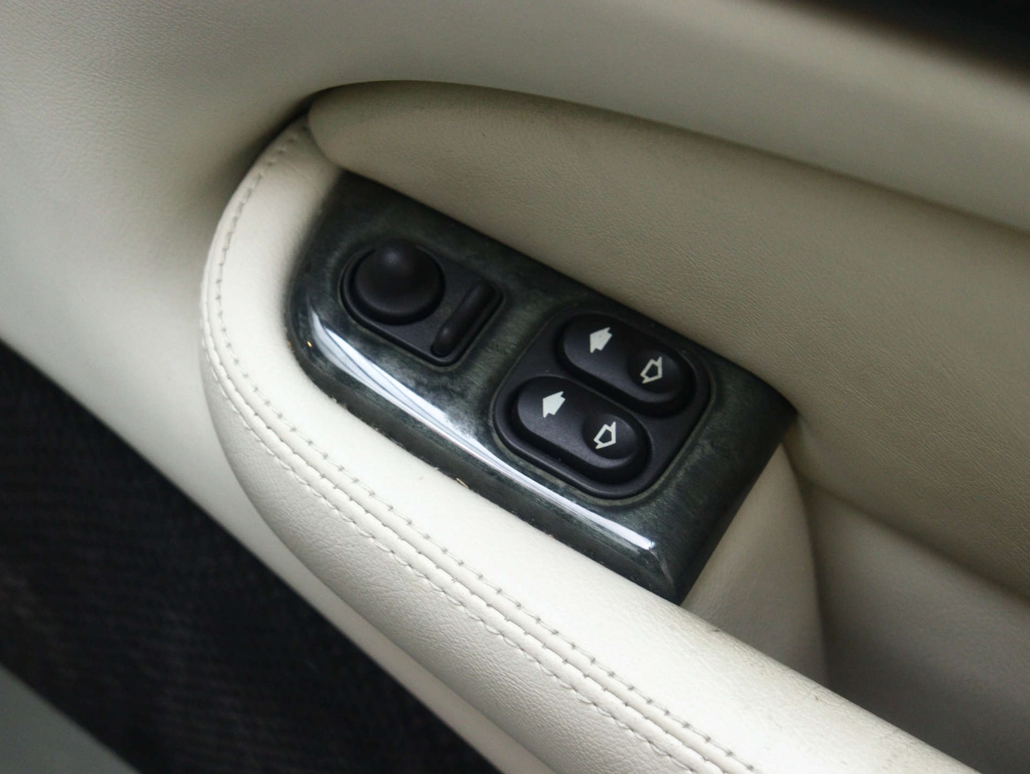 Used Jaguar XKR 2004 for sale - 78053776: Photo 35