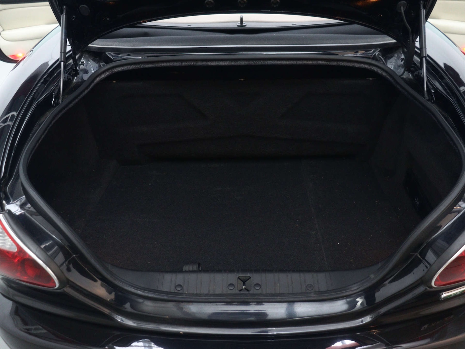 Used Jaguar XKR 2004 for sale - 78053776: Photo 49