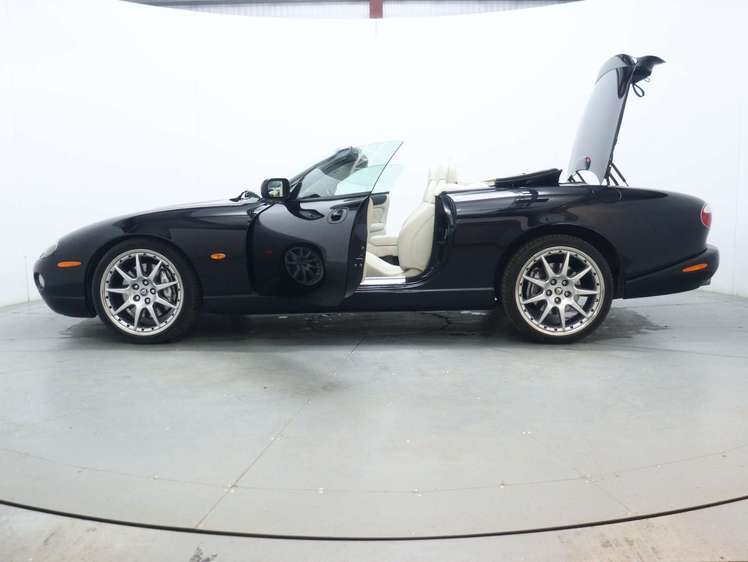 Used Jaguar XKR 2004 for sale - 78053776: Photo 53