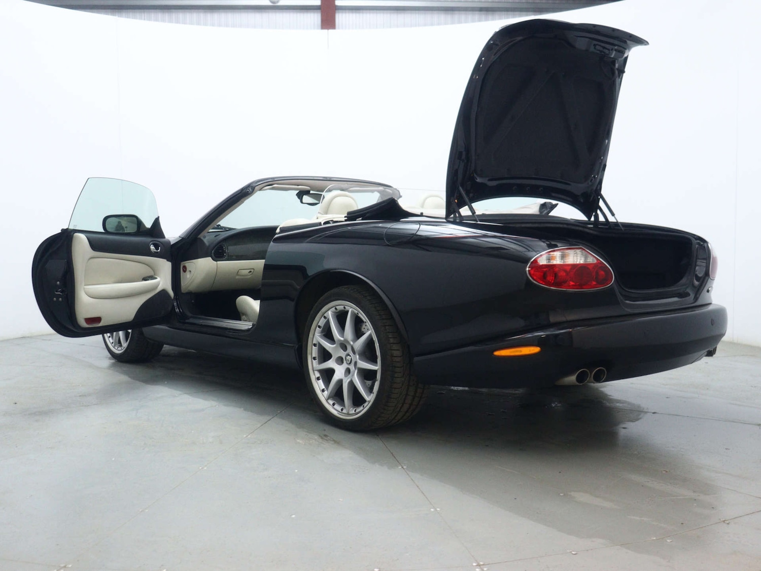 Used Jaguar XKR 2004 for sale - 78053776: Photo 54