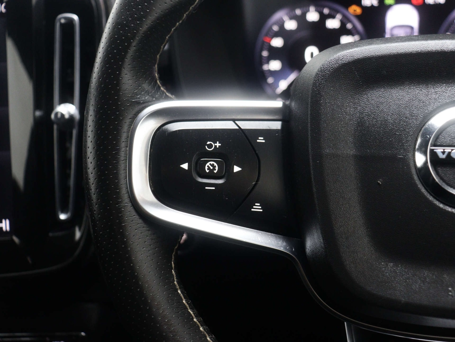 Used Volvo XC40 2020 for sale - 76129238: Photo 32