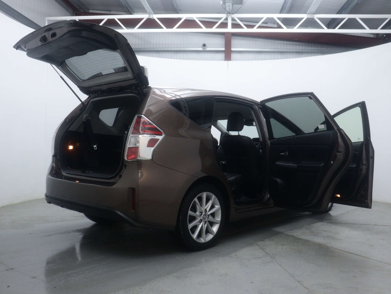 Used Toyota Prius+ 2020 for sale - 77353611: Photo 48