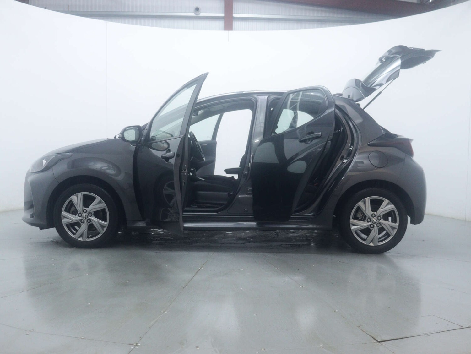 Used Toyota Yaris 2024 for sale - 77328607: Photo 49