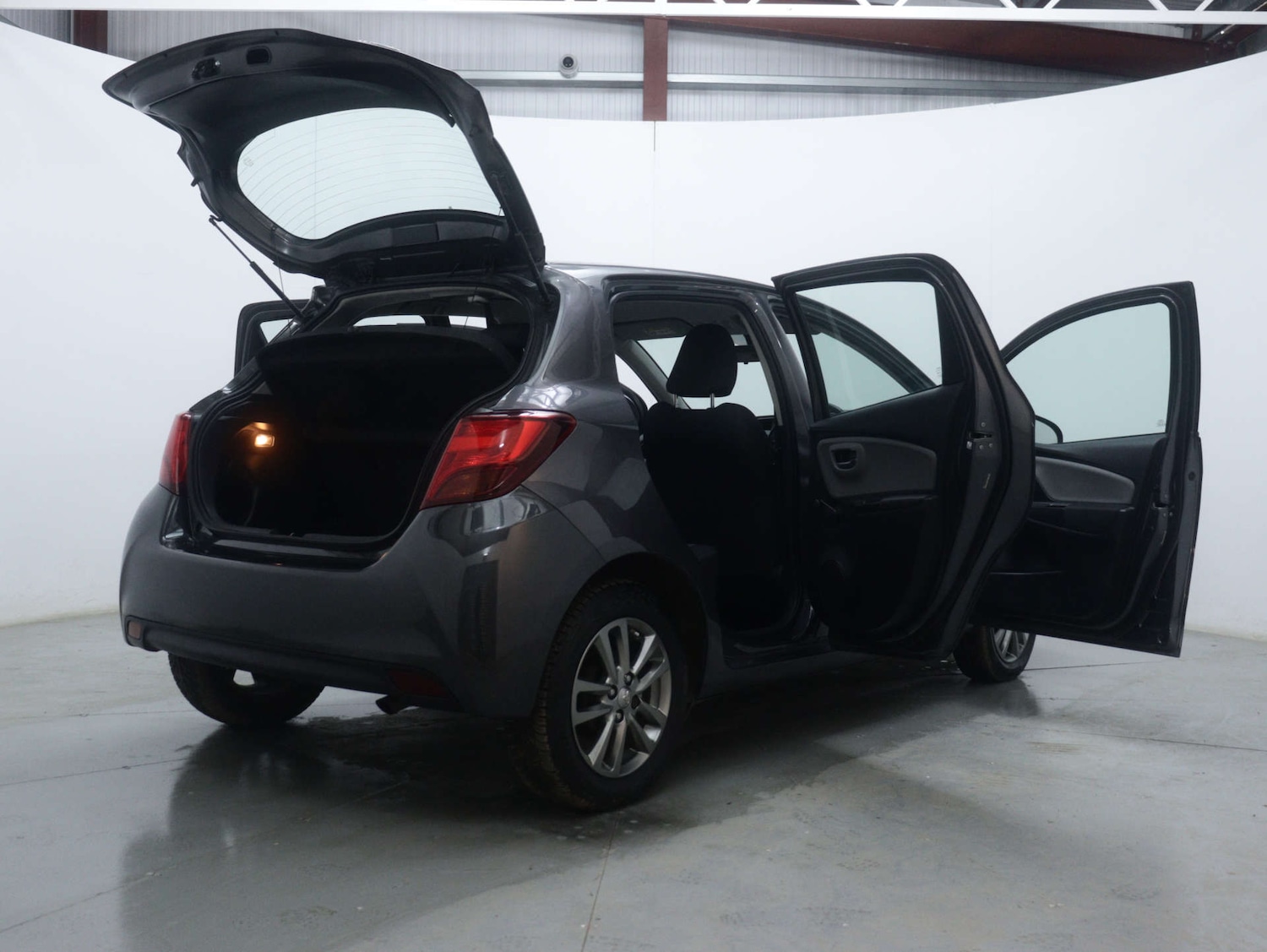 Used Toyota Yaris 2015 for sale - 76980059: Photo 49