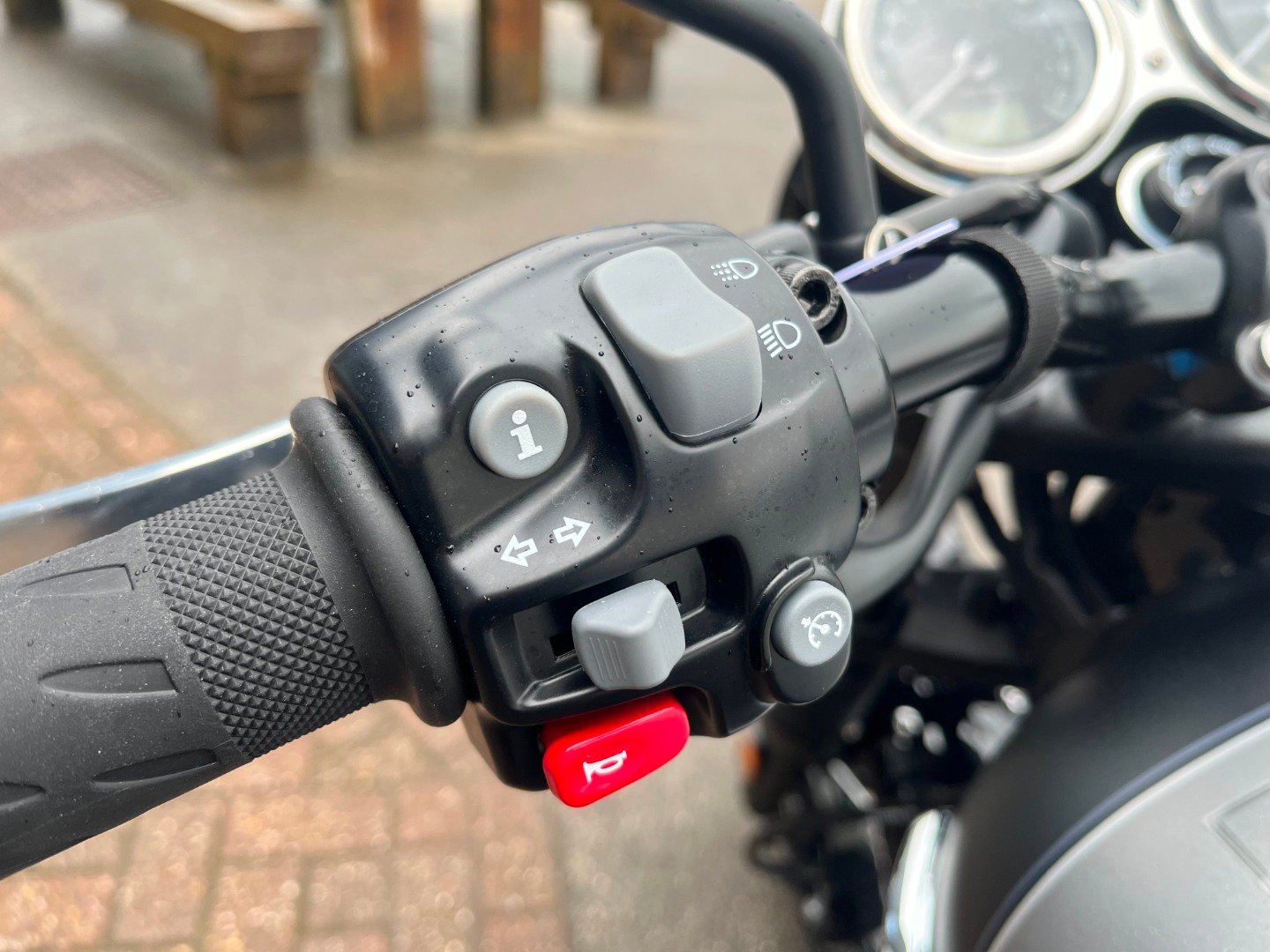 Triumph BONNEVILLE T120 BLACK