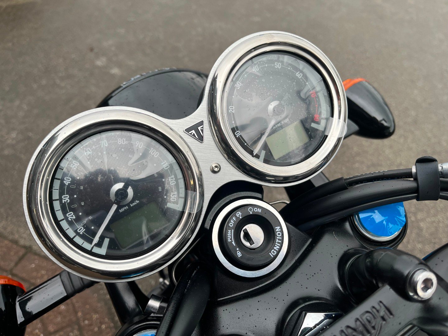 Triumph BONNEVILLE T120 BLACK