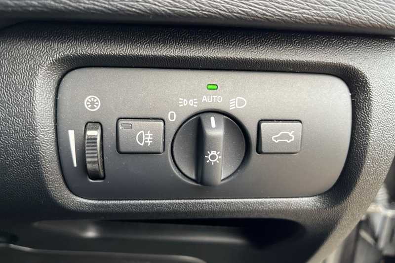 Used Volvo V40 2019 for sale - 76529457: Photo 38