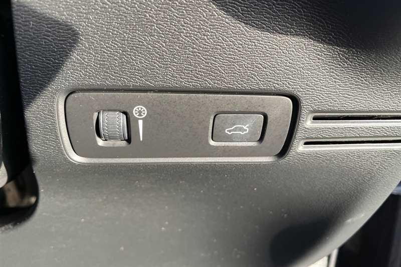 Used Volvo XC40 2018 for sale - 76945059: Photo 37