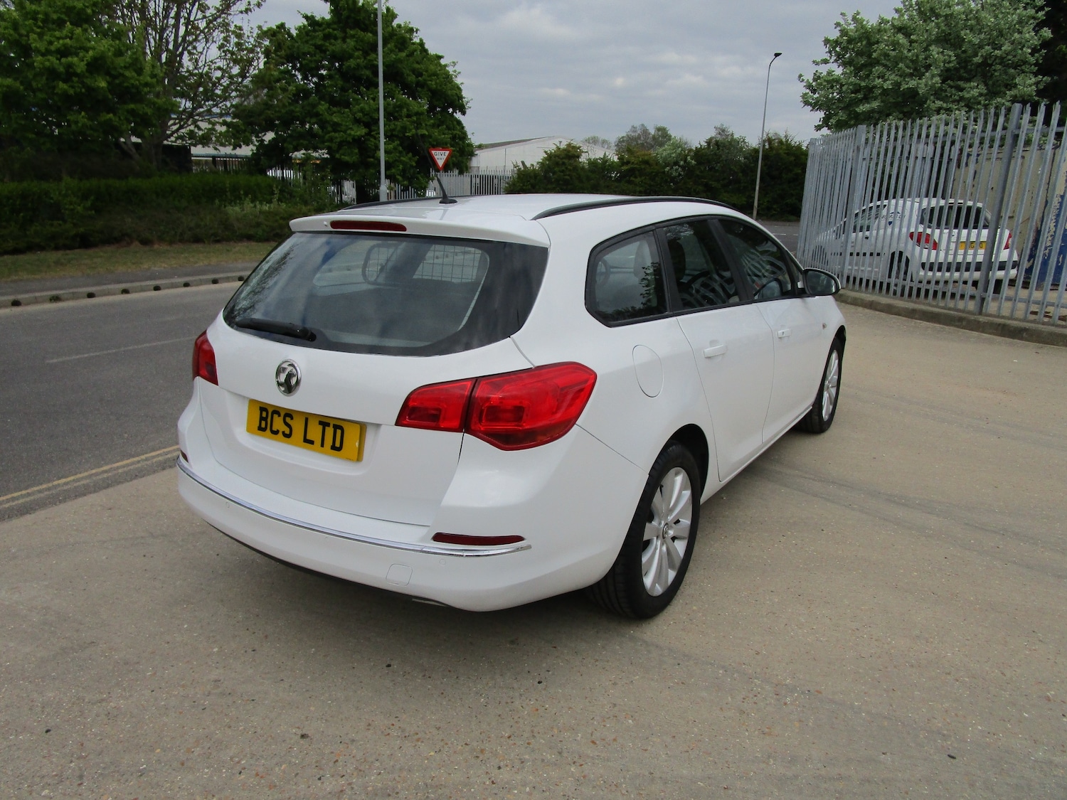 Used Vauxhall Astra 2016 for sale - 77259057: Photo 2