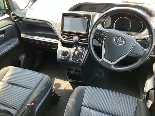 Used Toyota Voxy for sale - 75058036: Photo 12