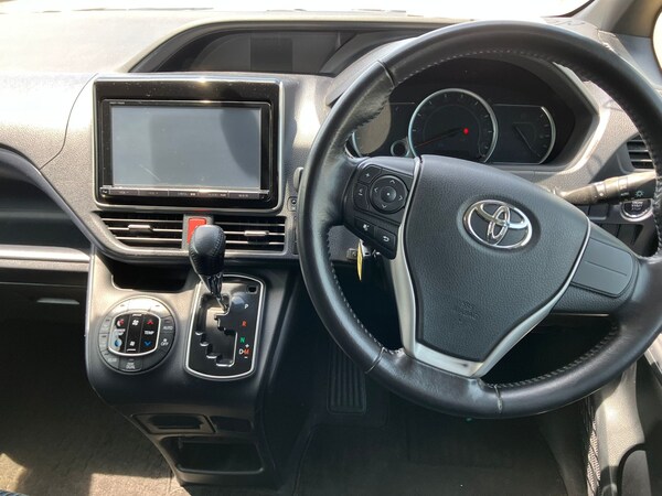 Used Toyota Voxy for sale - 75058036: Photo 13