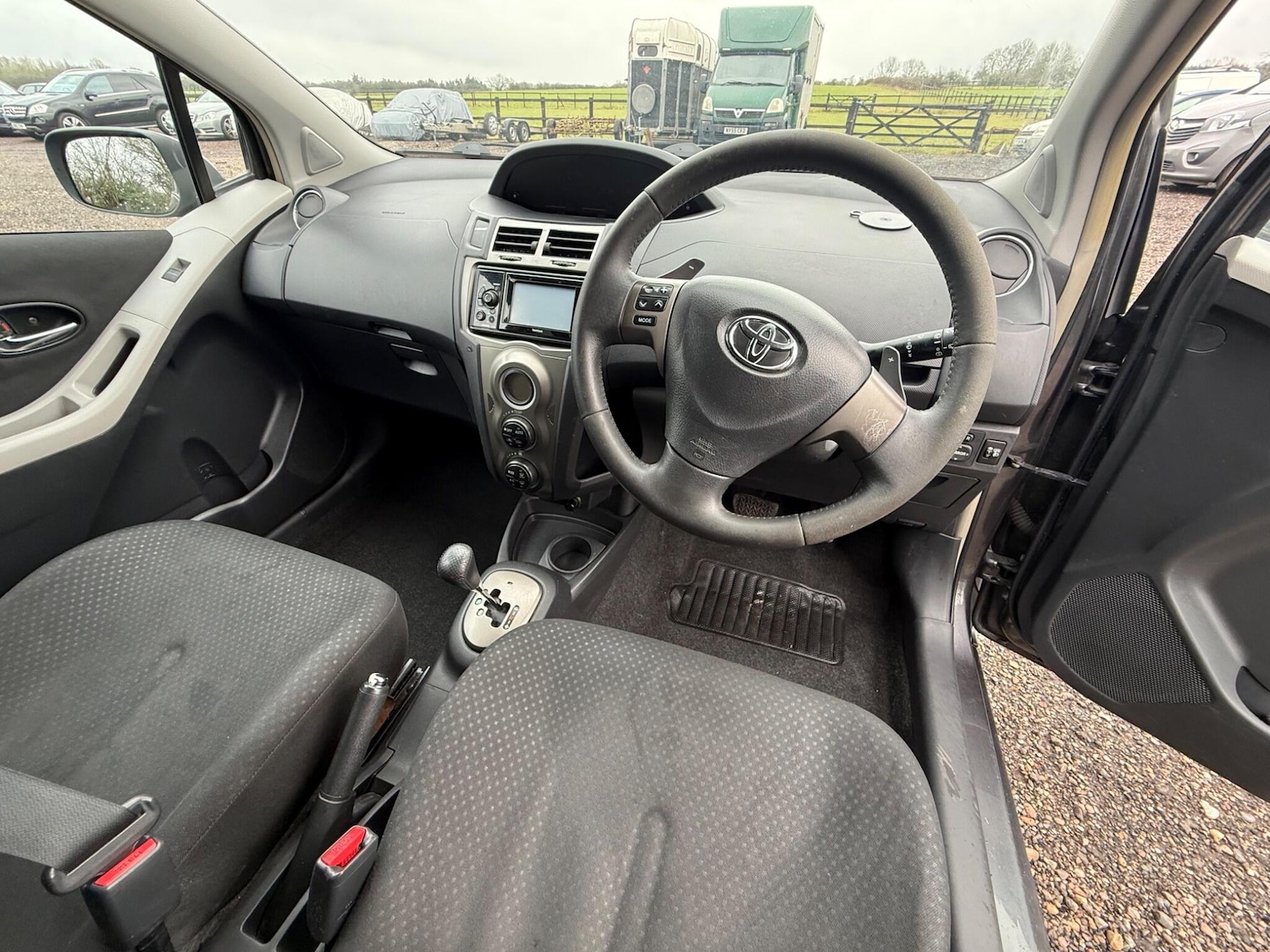 Used Toyota Yaris 2011 for sale - 77410909: Photo 15