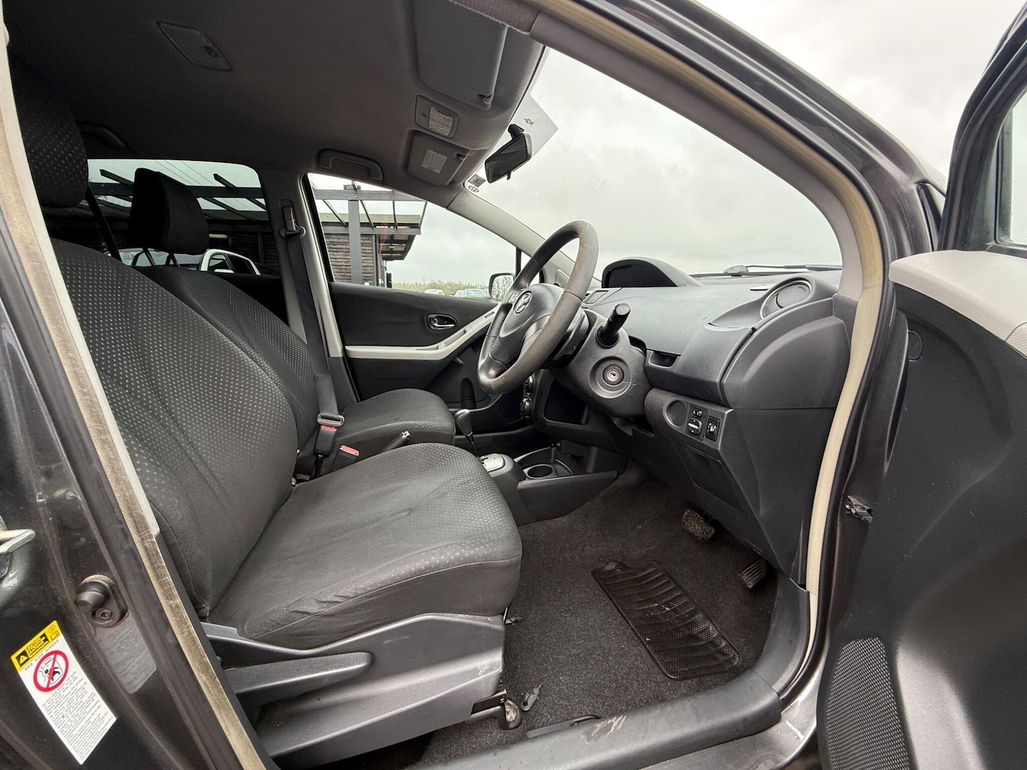 Used Toyota Yaris 2011 for sale - 77410909: Photo 16