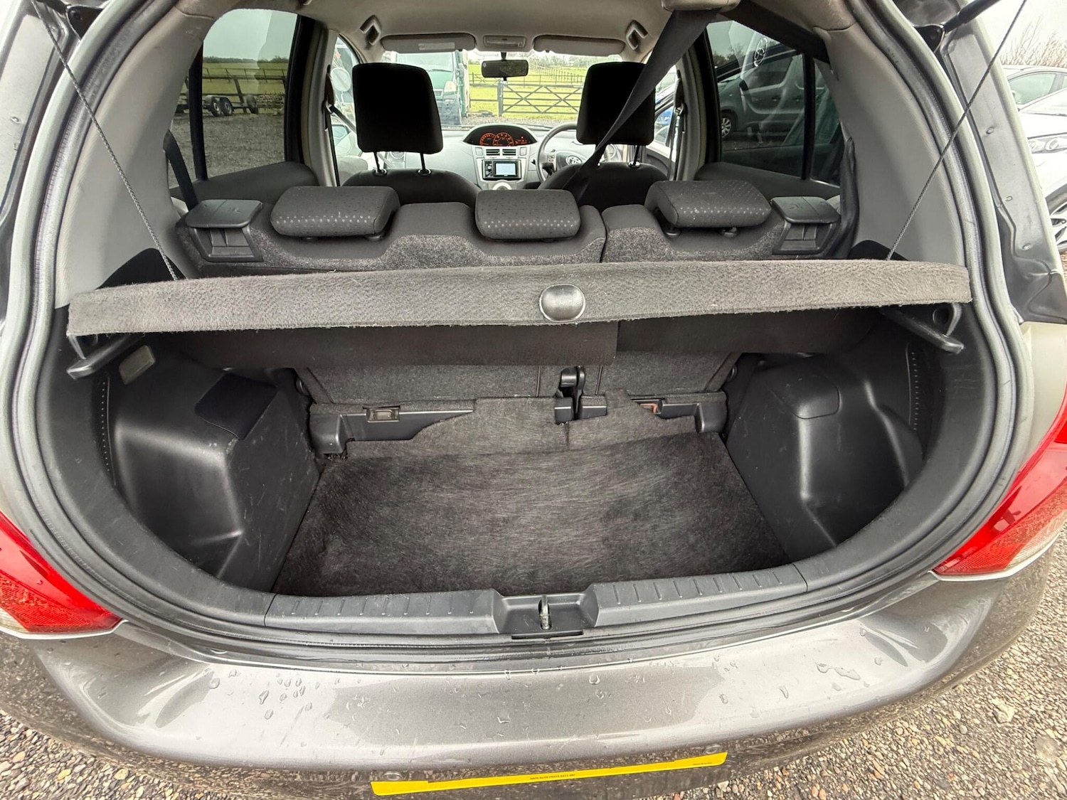 Used Toyota Yaris 2011 for sale - 77410909: Photo 23