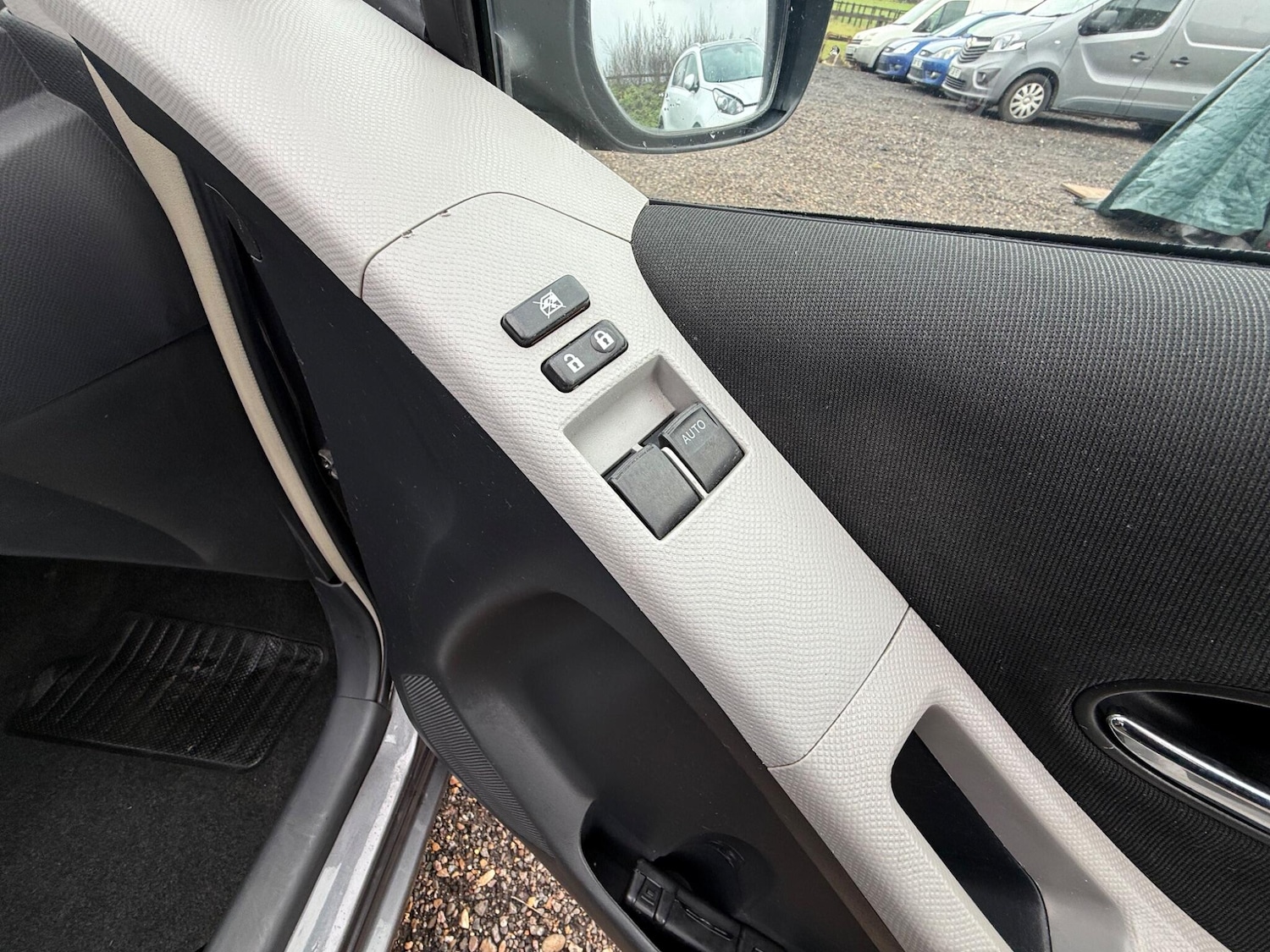 Used Toyota Yaris 2011 for sale - 77410909: Photo 26