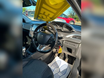 Used Peugeot 208 2015 for sale - 79543921: Photo