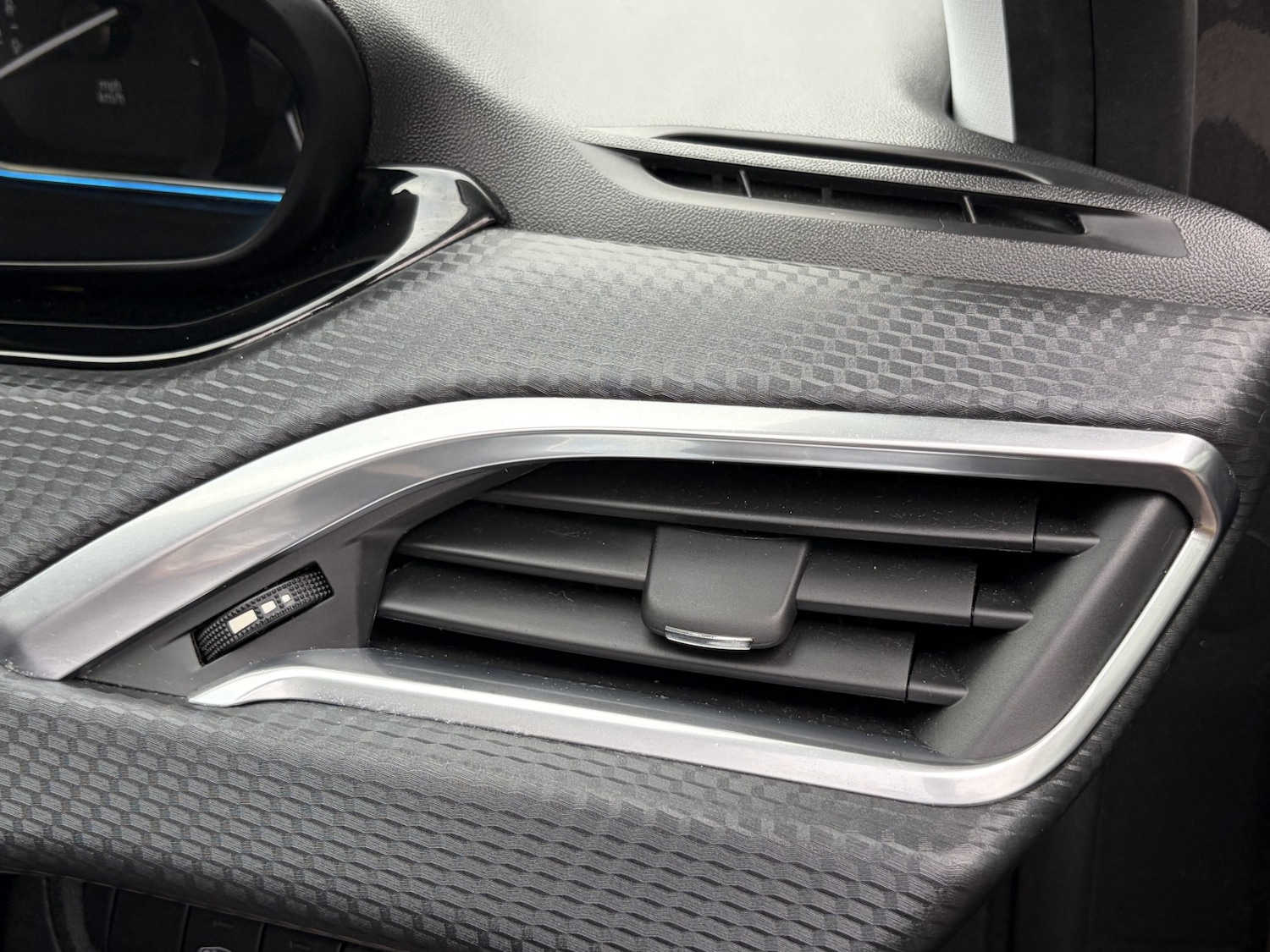 Used Peugeot 2008 2018 for sale - 76692807: Photo 38