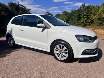 Used Volkswagen Polo 2015 for sale - 79320399: Photo