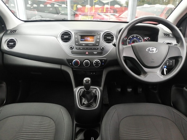 Used Hyundai i10 2018 for sale - 76233820: Photo 2