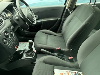 Used Renault Clio 2010 for sale - 76382789: Photo