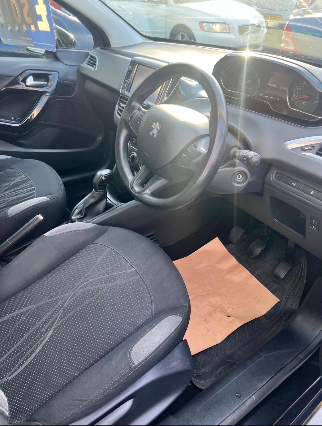 Used Peugeot 208 2014 for sale - 76933304: Photo 4