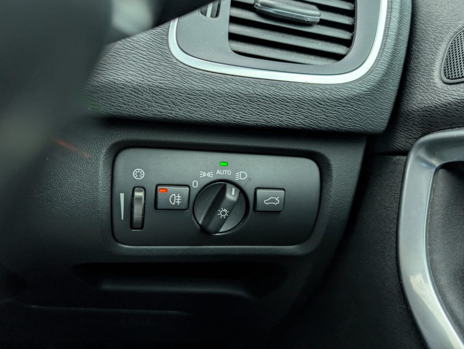 Used Volvo V40 2016 for sale - 77548316: Photo 23