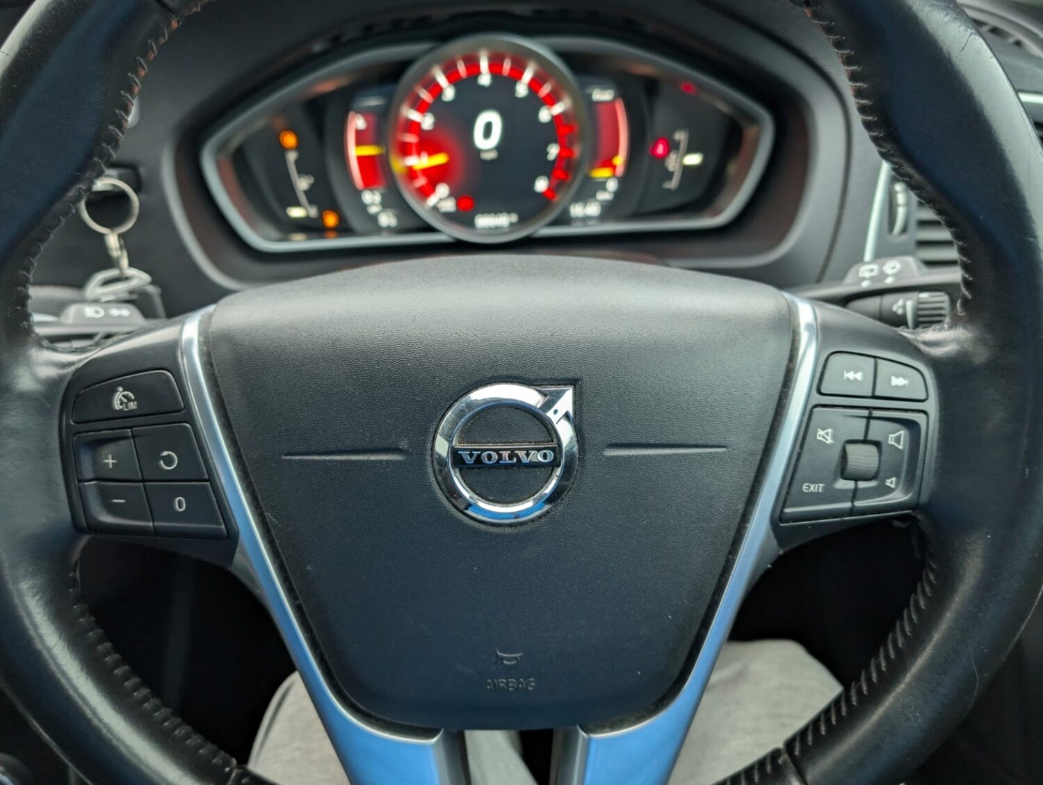 Used Volvo V40 2016 for sale - 77548316: Photo 40